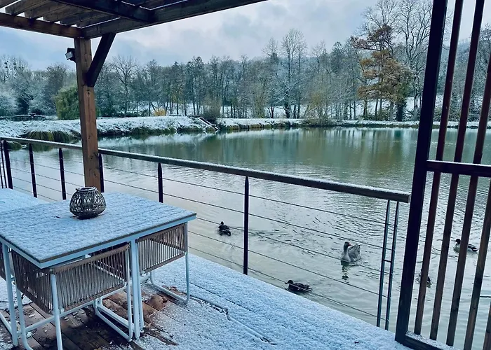 Sur L'eau - Domaine De Neuville *